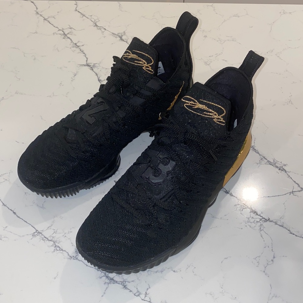 Nike LeBron 16 I’m king
